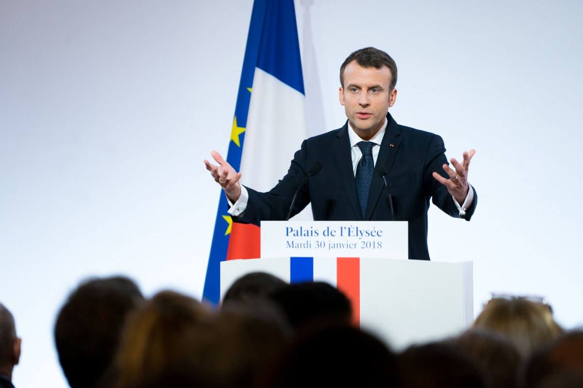 Macron: tutto pronto per la pace ma la Russia non vuole&nbsp;firmare