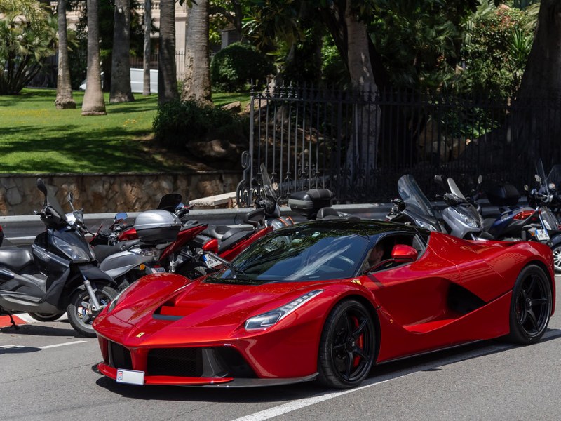 Arriva la prima Ferrari elettrica: pioggia di&nbsp;critiche